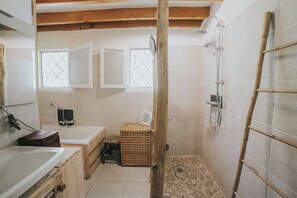 Douche, séchoir à cheveux, serviettes fournies, savon