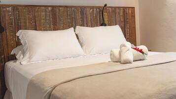 Deluxe Triple Room | Desk, laptop workspace, free WiFi, bed sheets