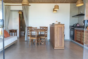 Luxury-Dreibettzimmer | Schreibtisch, laptopgeeigneter Arbeitsplatz, kostenloses WLAN