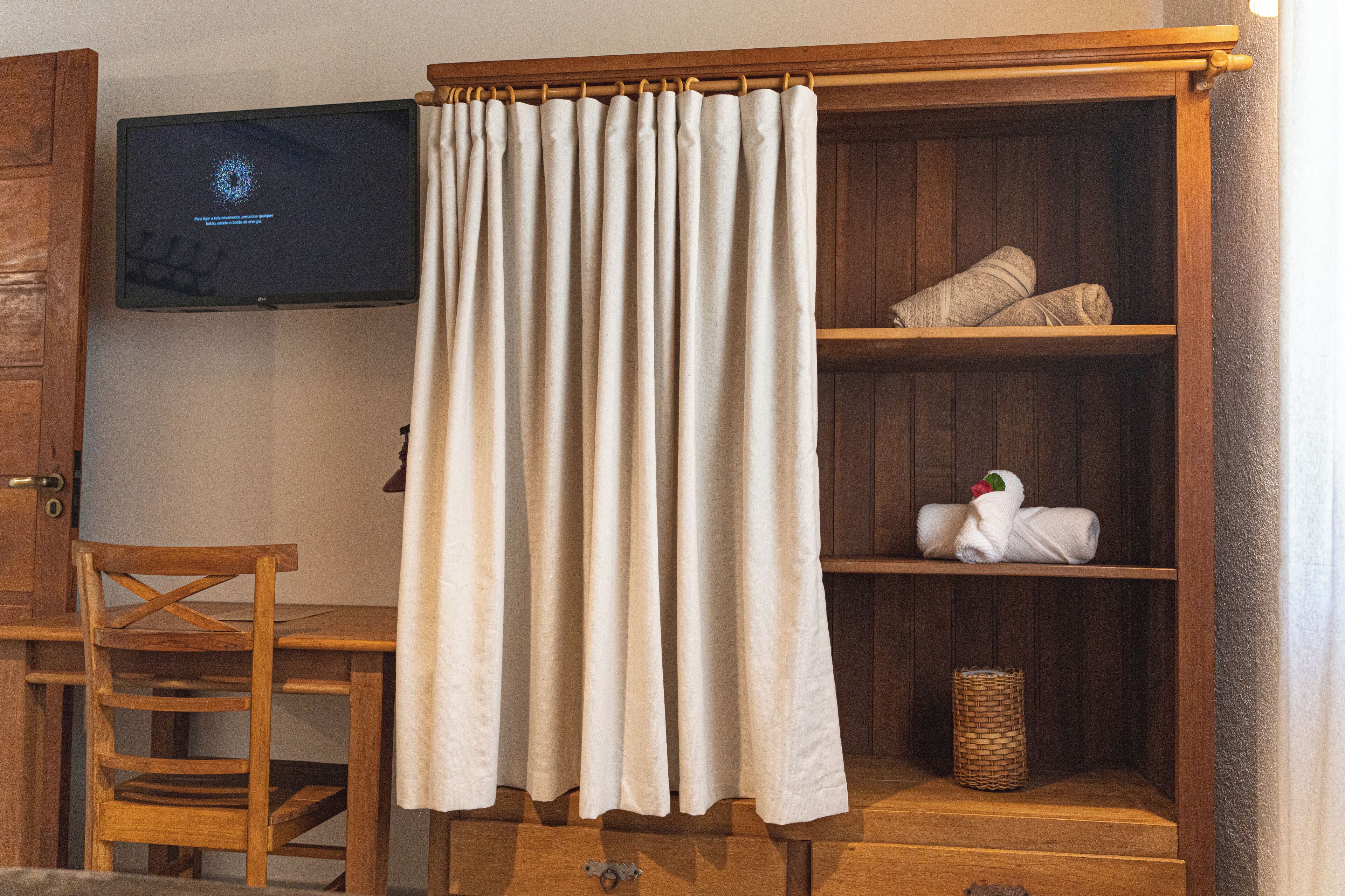 Bureau, espace de travail pour ordinateur portable, Wi-Fi gratuit