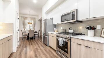 雪櫃、微波爐、焗爐、爐具