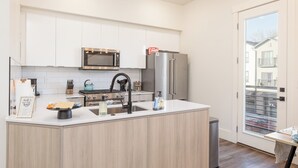 Kaffetrakter/tekoker, kjøleskap, mikrobølgeovn og ovn