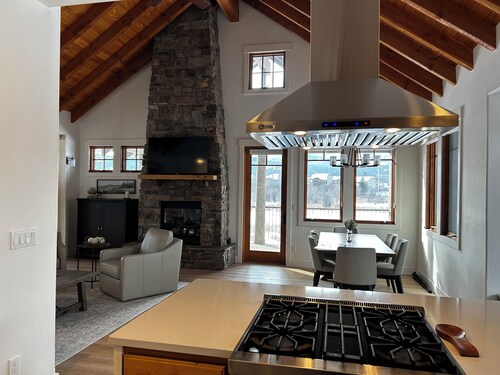 Newly-Renovated Cabin in the Woods with Scenic Territorial View in Dover Bay