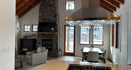 Newly-Renovated Cabin in the Woods with Territorial View in Dover Bay Resort