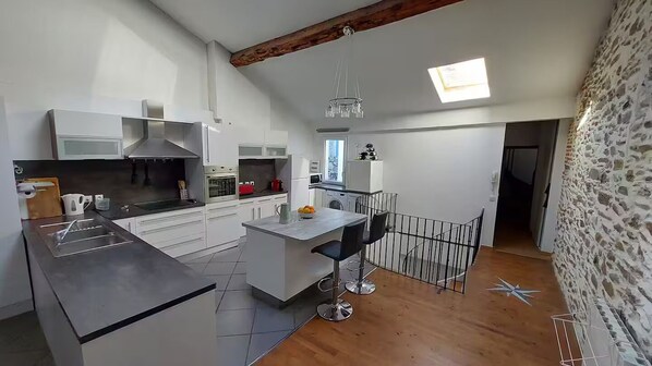 Private kitchen - Loft 105 m² in the pedestrian historic district 2 minutes from the beach (Collioure)