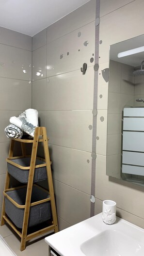 Asciugacapelli, bidet, asciugamani, sapone