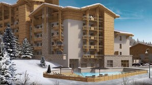 Ein mehrstöckiges Hotel mit Holzfassade, Balkonen und einem Poolbereich.