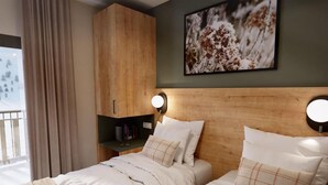 Ein Schlafzimmer mit zwei Betten, einem Holzschrank, einem Bücherregal und einem Bild an der Wand.
