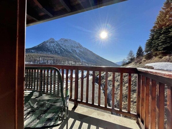 A balcony with a view of a mountain and a clear sky. - 2nd floor, balcony, parking, tv, 75m², Montgenèvre (Montgenèvre)