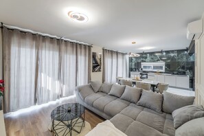 Deluxe Villa, Sea View | Living area
