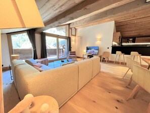 Living area - 2nd floor, balcony, parking, tv, ski locker, 139m², Méribel-Mottaret (Unknown)