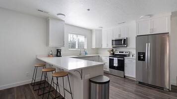 Geladeira, micro-ondas, fogão, cooktop