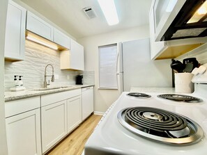 Kühlschrank, Mikrowelle, Ofen, Herdplatte