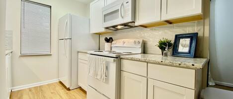 Een koelkast, een microgolfoven, een oven, een kookplaat