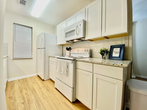 Conveniently Located Masters Rental- Walking Distance to Hammonds Ferry!