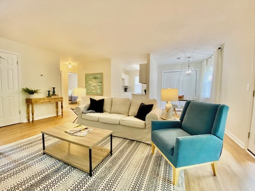 Conveniently Located Masters Rental- Walking Distance to Hammonds Ferry!