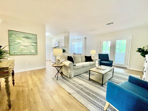 Conveniently Located Masters Rental- Walking Distance to Hammonds Ferry!
