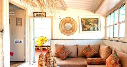 Charming house right on the water! Facing the sea!