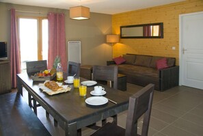 Dining - 20m from ski lifts, fitness, swimming pool, sauna, hammam, tv, ski locker, 21m², Font Romeu (Font-Romeu-Odeillo-Via)