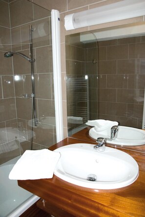 Bathroom - 20m from ski lifts, fitness, swimming pool, sauna, hammam, tv, ski locker, 21m², Font Romeu (Font-Romeu-Odeillo-Via)