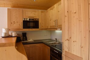 Jääkaappi, mikroaaltouuni, uuni, astianpesukone