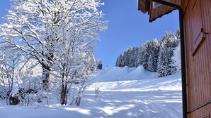A snowy landscape with a wooden building and snow-covered trees. - 250m from shops, 2nd floor, balcony, tv, ski locker, 75m², Méribel (Méribel - Les Allues)