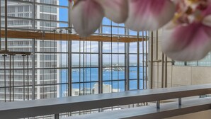 A high-rise building with large windows overlooking a body of water. - Brickell Arch High Floor Free Parking by Palermo Home Miami (Miami)