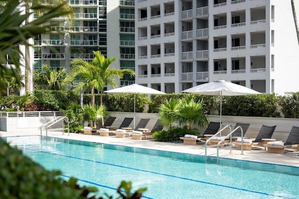 Una piscina al aire libre