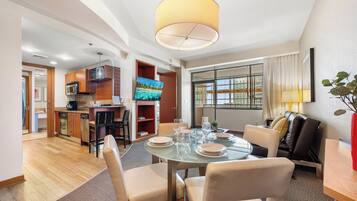 Deluxe Apartment, Balcony | 1 bedroom, soundproofing, iron/ironing board, free WiFi