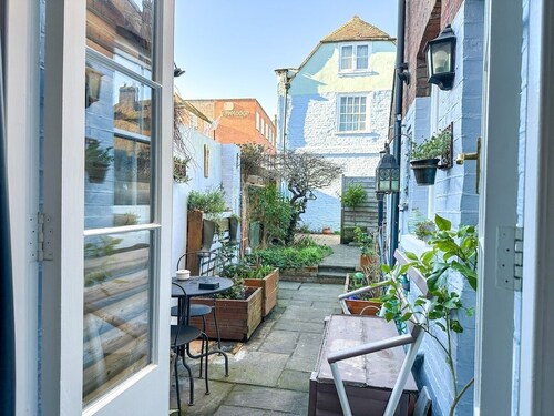 NEW Maple Cottage - City Centre - FREE Parking