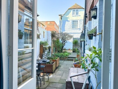 NEW Maple Cottage - City Centre - FREE Parking