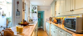 NEW Maple Cottage - City Centre - FREE Parking