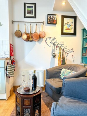 TV, bøker og stereoanlegg