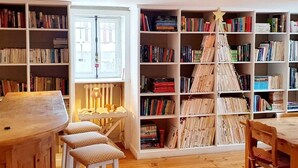 A cozy library with bookshelves, a wooden table, and a star-shaped book display. - Chalet, wifi, 130m from resort center, sauna, terrace, parking, tv, ski locker, 450m², Alpe d'Huez (L'Alpe d'Huez)