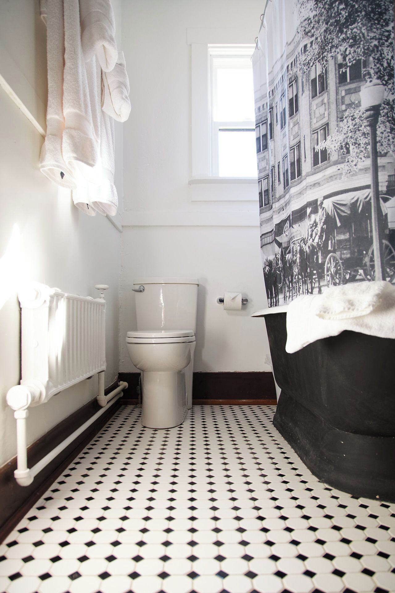 Deluxe eenpersoonskamer, uitzicht op de stad | Badkamer | Zeep, shampoo, toiletpapier