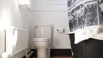 Deluxe eenpersoonskamer, uitzicht op de stad | Badkamer | Zeep, shampoo, toiletpapier