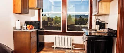 Deluxe Single Room, City View | Living area