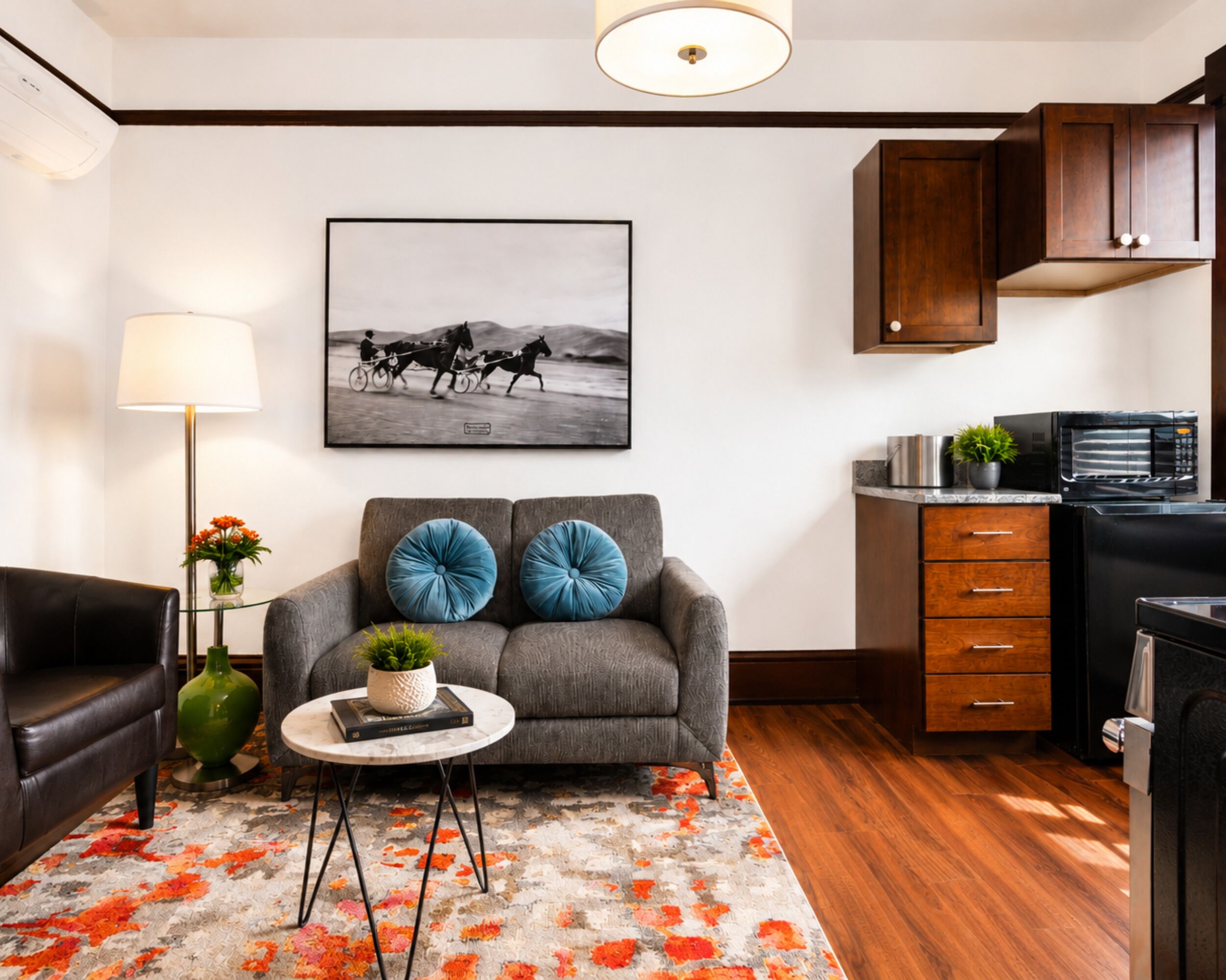 Deluxe Single Room, City View | Living area | 52-inch Smart TV with cable channels, Netflix, streaming services