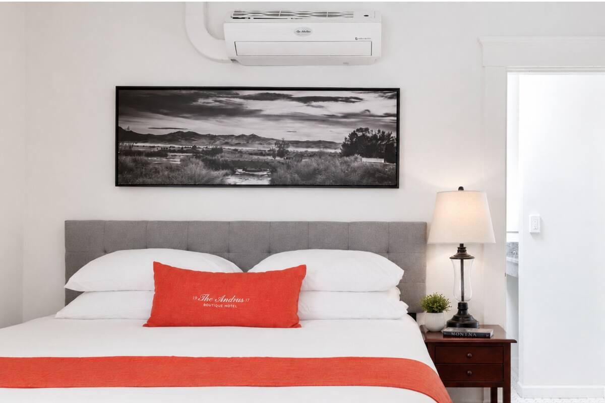 Basic Single Room | Free WiFi, individually decorated, individually furnished