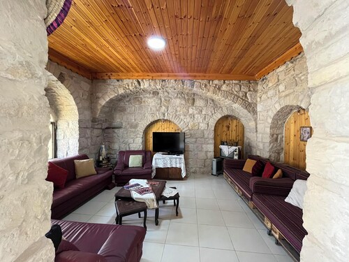 Charming 2-bedroom apartment in beautiful Karak with WiFi