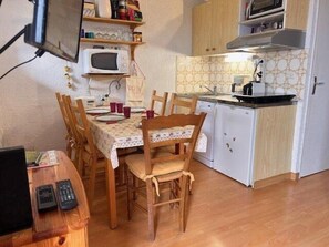 Fridge, oven, dishwasher, coffee/tea maker