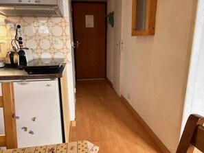 Refrigerador, horno, lavavajillas y cafetera y tetera 