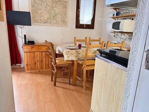 Dining - 50m from shops, 2nd floor, balcony, tv, ski locker, 22m², Risoul (Risoul)