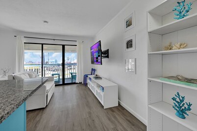 Balcony & Ocean Views: Beachfront Condo in Galveston, Texas