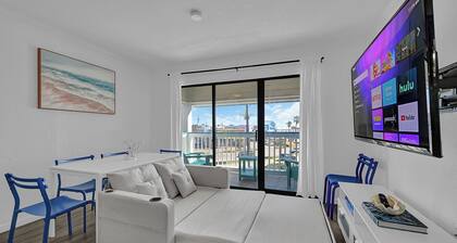 Balcony & Ocean Views: Beachfront Condo in Galveston, Texas