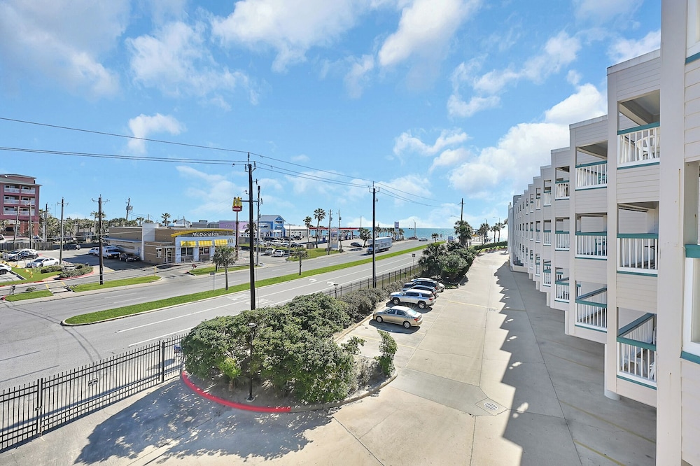 Spark by Hilton Galveston