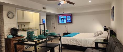 Studio | Hypo-allergenic bedding, in-room safe, laptop workspace