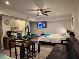 开间 | 防过敏的被褥、客房内保险箱、笔记本电脑工作区、熨斗/熨衣板