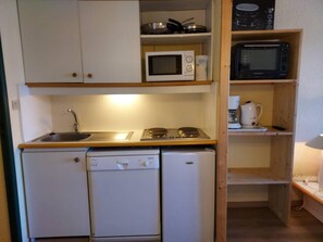 Kühlschrank, Mikrowelle, Ofen, Geschirrspüler