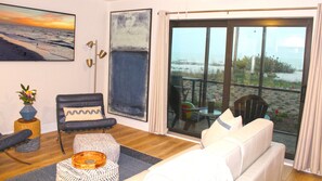 Smart-TV, bøker og stereoanlegg